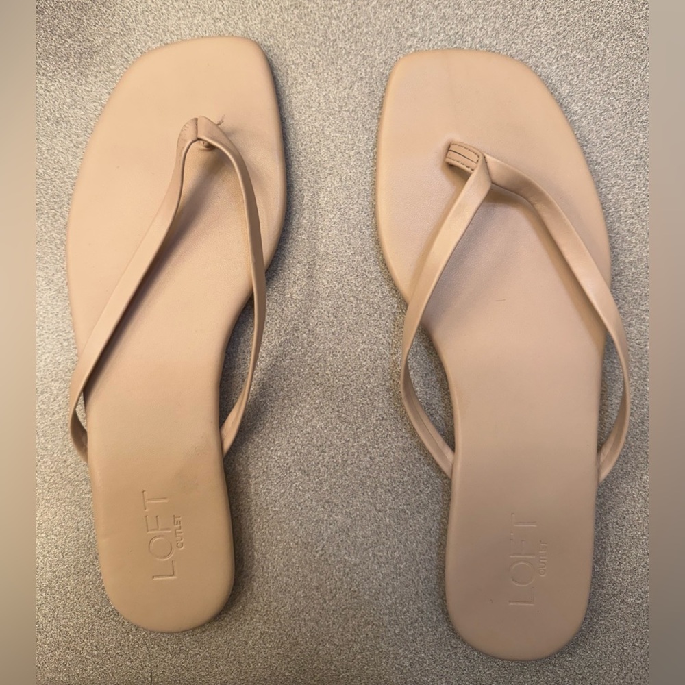 Loft Outlet Tan Women’s Faux Leather Thongs Flats Sandals Size 9